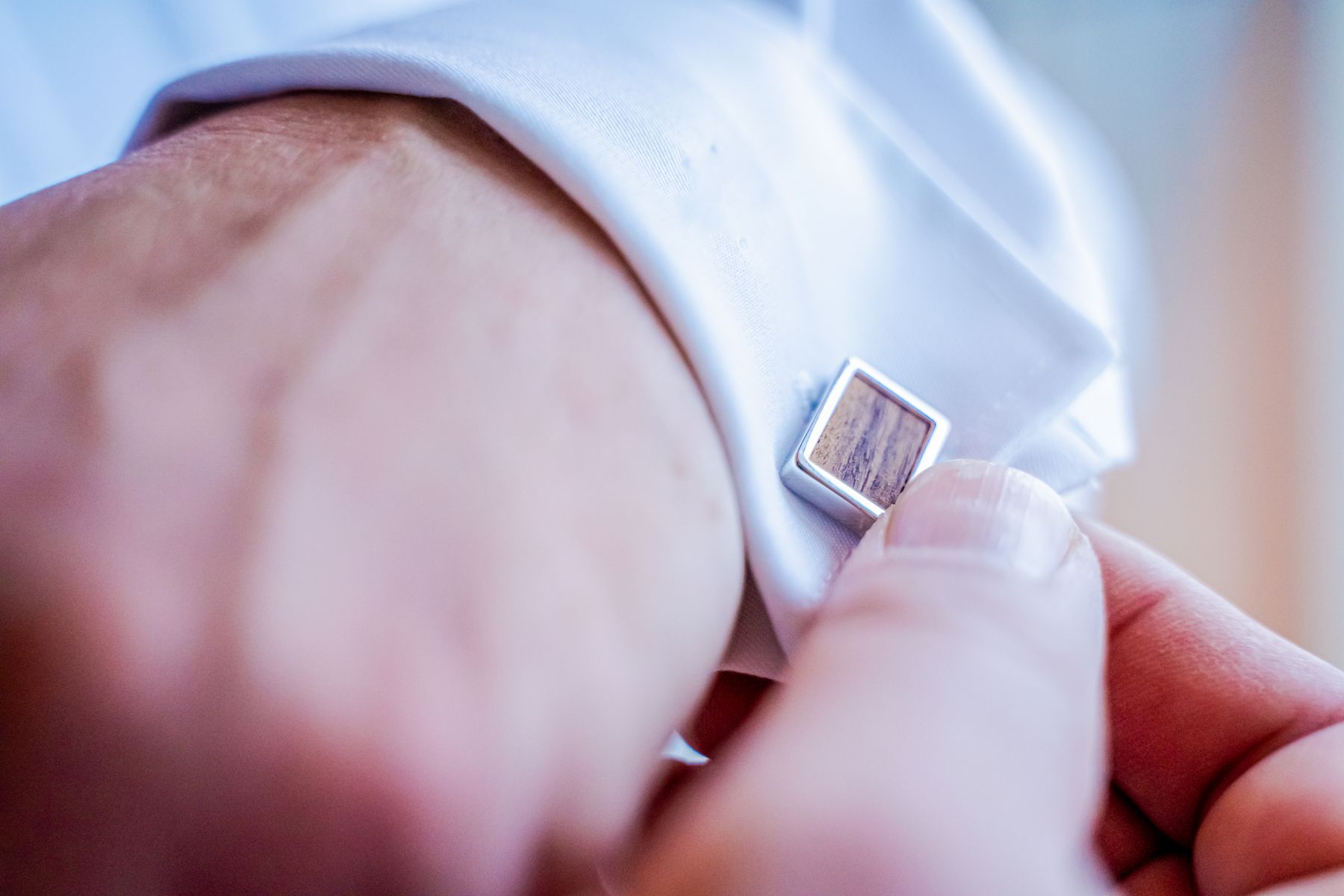 Shirt cuff fastened at the wrist